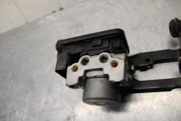 14-15 TRIUMPH STREET TRIPLE R ABS PUMP UNIT MODULE BB441 - Image 3