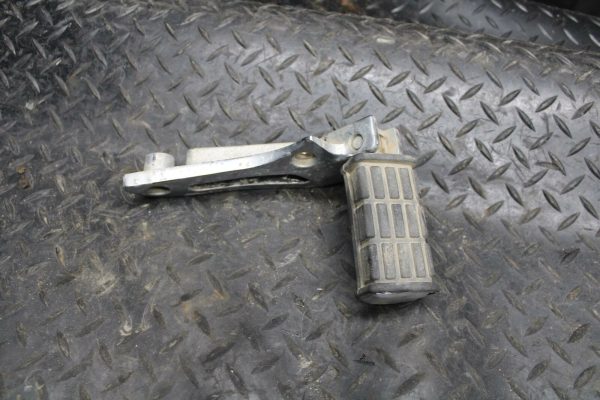 84-85 YAMAHA VIRAGO 1000 REAR  LEFT PASSENGER FOOT STEP PEG BB173 - Image 3