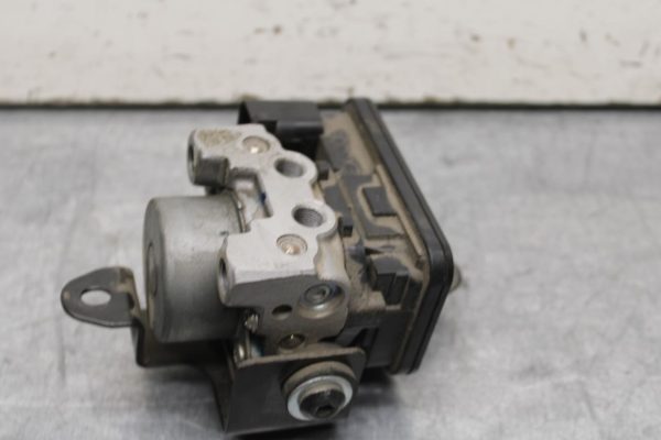 15-16 KAWASAKI EX300 ABS PUMP UNIT MODULE BB635 - Image 3