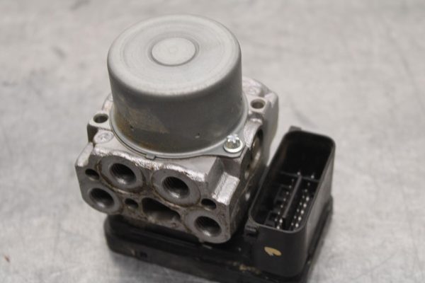 23-24 KAWASAKI NINJA ZX4R ABS PUMP UNIT MODULE BB638 - Image 4