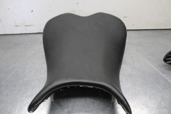 06-07 SUZUKI GSXR 600 FRONT DRIVERS SEAT PAD SADDLE PILLION BB621 - Image 4