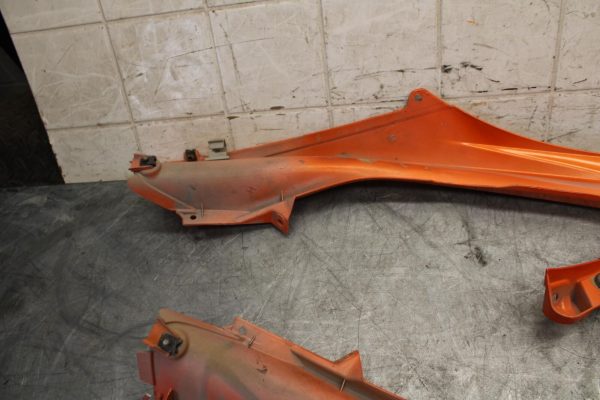 2009 Yamaha YZF R6  FRONT UPPER MID SIDE FAIRING COWL PLASTIC PAIR BB532 - Image 12