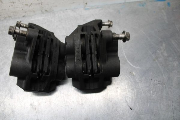 2001 Yamaha YZF R6 RIGHT LEFT FRONT BRAKE CALIPER SET PAIR CALIPERS BB68 - Image 6