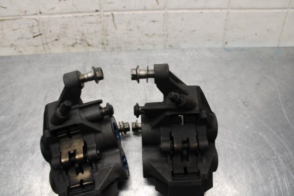 2001 Yamaha YZF R6 RIGHT LEFT FRONT BRAKE CALIPER SET PAIR CALIPERS BB68 - Image 9